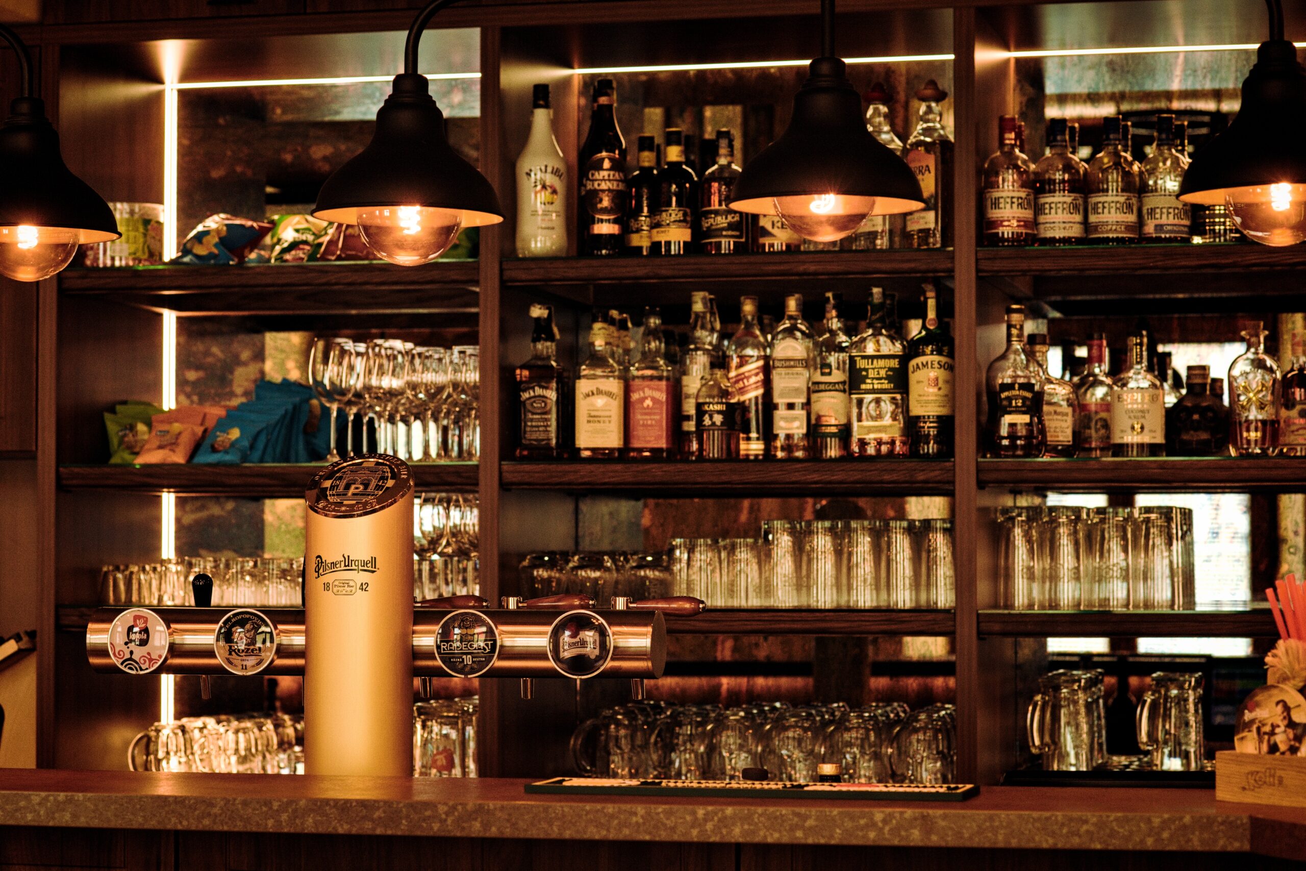 Bar restaurace Záložny, kde lze vidět láhve s alkoholem a sklenice